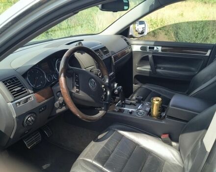 Сірий Фольксваген Туарег, об'ємом двигуна 5 л та пробігом 326 тис. км за 5800 $, фото 3 на Automoto.ua