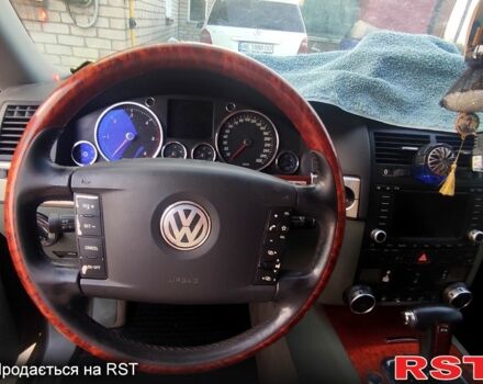 Серый Фольксваген Туарег, объемом двигателя 4.9 л и пробегом 260 тыс. км за 6000 $, фото 4 на Automoto.ua