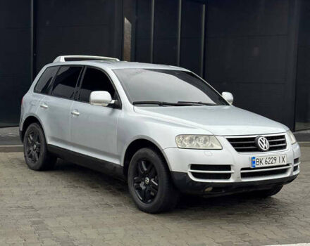 Серый Фольксваген Туарег, объемом двигателя 3.2 л и пробегом 320 тыс. км за 6100 $, фото 7 на Automoto.ua