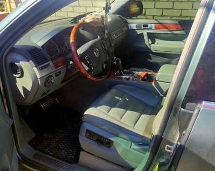 Серый Фольксваген Туарег, объемом двигателя 4.9 л и пробегом 260 тыс. км за 6000 $, фото 9 на Automoto.ua