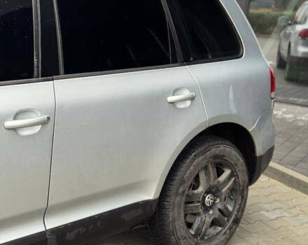 Серый Фольксваген Туарег, объемом двигателя 3.2 л и пробегом 320 тыс. км за 6100 $, фото 2 на Automoto.ua