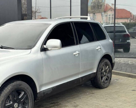 Серый Фольксваген Туарег, объемом двигателя 3.2 л и пробегом 320 тыс. км за 6100 $, фото 1 на Automoto.ua