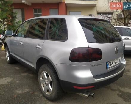 Серый Фольксваген Туарег, объемом двигателя 2.46 л и пробегом 300 тыс. км за 7499 $, фото 2 на Automoto.ua