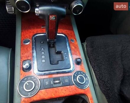 Серый Фольксваген Туарег, объемом двигателя 4.9 л и пробегом 260 тыс. км за 6000 $, фото 2 на Automoto.ua