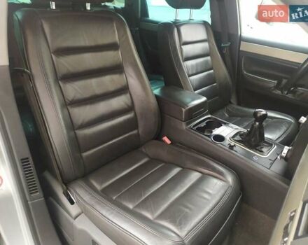 Серый Фольксваген Туарег, объемом двигателя 2.46 л и пробегом 300 тыс. км за 7499 $, фото 32 на Automoto.ua