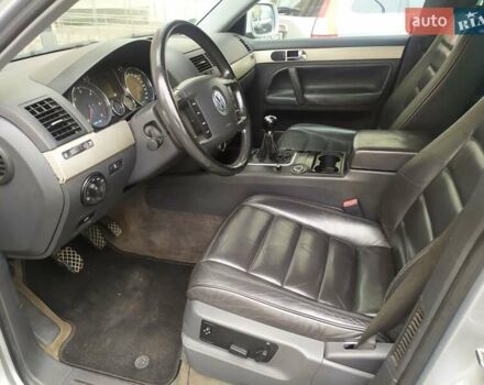 Серый Фольксваген Туарег, объемом двигателя 2.46 л и пробегом 300 тыс. км за 7499 $, фото 16 на Automoto.ua