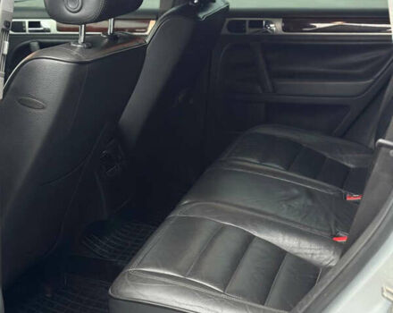 Серый Фольксваген Туарег, объемом двигателя 3.2 л и пробегом 320 тыс. км за 6100 $, фото 11 на Automoto.ua