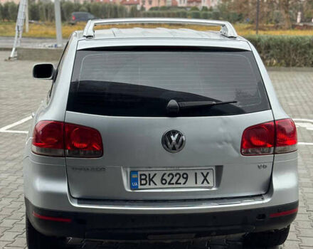 Серый Фольксваген Туарег, объемом двигателя 3.2 л и пробегом 320 тыс. км за 6100 $, фото 3 на Automoto.ua