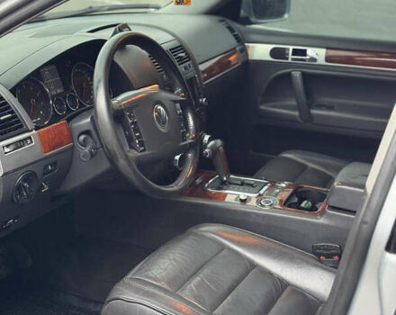 Серый Фольксваген Туарег, объемом двигателя 3.2 л и пробегом 320 тыс. км за 6100 $, фото 9 на Automoto.ua