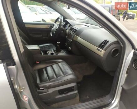 Серый Фольксваген Туарег, объемом двигателя 2.46 л и пробегом 300 тыс. км за 7499 $, фото 33 на Automoto.ua