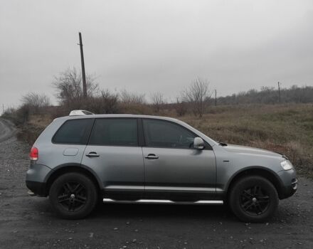 Серый Фольксваген Туарег, объемом двигателя 3.2 л и пробегом 219 тыс. км за 7300 $, фото 3 на Automoto.ua