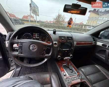 Серый Фольксваген Туарег, объемом двигателя 3.2 л и пробегом 320 тыс. км за 6100 $, фото 13 на Automoto.ua