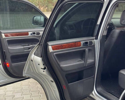 Серый Фольксваген Туарег, объемом двигателя 3.2 л и пробегом 320 тыс. км за 6100 $, фото 12 на Automoto.ua