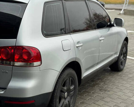 Серый Фольксваген Туарег, объемом двигателя 3.2 л и пробегом 320 тыс. км за 6100 $, фото 4 на Automoto.ua