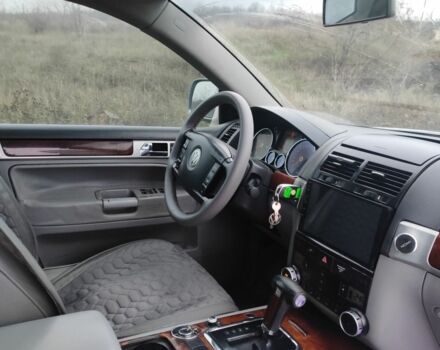 Серый Фольксваген Туарег, объемом двигателя 3.2 л и пробегом 219 тыс. км за 7300 $, фото 6 на Automoto.ua