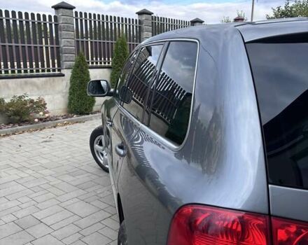 Серый Фольксваген Туарег, объемом двигателя 2.46 л и пробегом 331 тыс. км за 8500 $, фото 6 на Automoto.ua