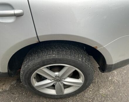 Серый Фольксваген Туарег, объемом двигателя 3 л и пробегом 400 тыс. км за 9000 $, фото 4 на Automoto.ua