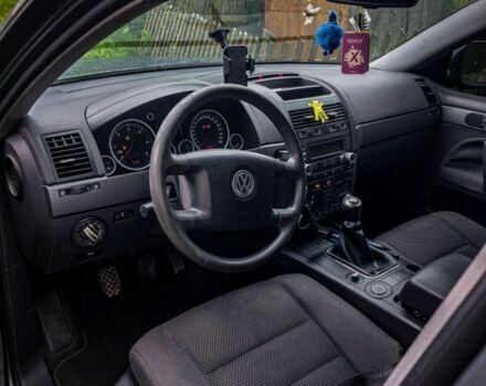 Серый Фольксваген Туарег, объемом двигателя 2.5 л и пробегом 240 тыс. км за 7950 $, фото 5 на Automoto.ua