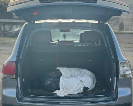 Серый Фольксваген Туарег, объемом двигателя 5 л и пробегом 297 тыс. км за 5500 $, фото 4 на Automoto.ua