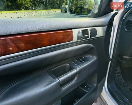 Серый Фольксваген Туарег, объемом двигателя 4.2 л и пробегом 310 тыс. км за 7400 $, фото 4 на Automoto.ua