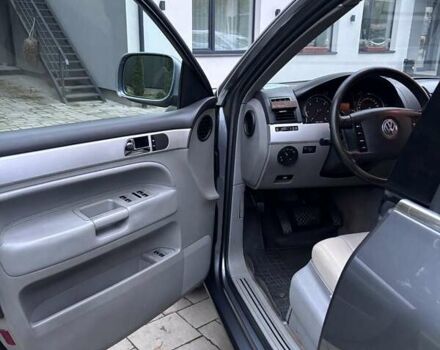 Серый Фольксваген Туарег, объемом двигателя 2.46 л и пробегом 331 тыс. км за 8500 $, фото 9 на Automoto.ua