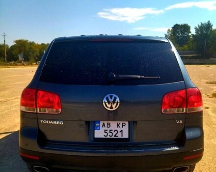 Серый Фольксваген Туарег, объемом двигателя 4.2 л и пробегом 355 тыс. км за 9500 $, фото 3 на Automoto.ua
