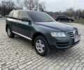 Серый Фольксваген Туарег, объемом двигателя 3.2 л и пробегом 300 тыс. км за 5999 $, фото 1 на Automoto.ua