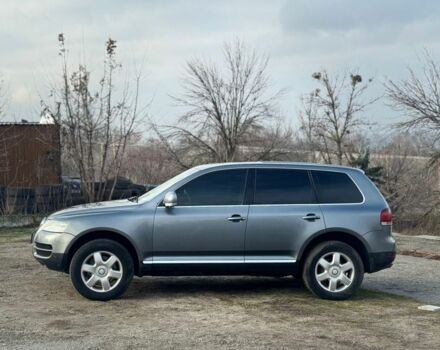 Серый Фольксваген Туарег, объемом двигателя 5 л и пробегом 297 тыс. км за 5500 $, фото 2 на Automoto.ua