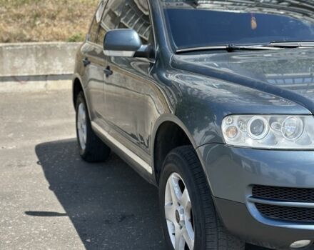 Серый Фольксваген Туарег, объемом двигателя 2.5 л и пробегом 281 тыс. км за 5500 $, фото 1 на Automoto.ua