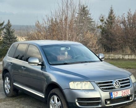 Серый Фольксваген Туарег, объемом двигателя 5 л и пробегом 297 тыс. км за 5500 $, фото 1 на Automoto.ua