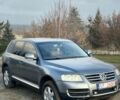 Серый Фольксваген Туарег, объемом двигателя 5 л и пробегом 297 тыс. км за 5500 $, фото 1 на Automoto.ua