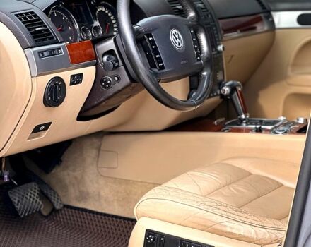 Серый Фольксваген Туарег, объемом двигателя 2.5 л и пробегом 340 тыс. км за 7200 $, фото 4 на Automoto.ua