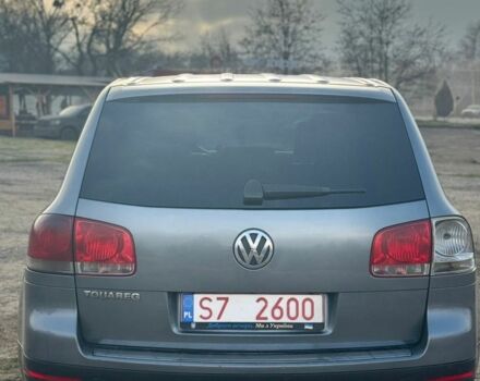 Серый Фольксваген Туарег, объемом двигателя 5 л и пробегом 297 тыс. км за 5500 $, фото 3 на Automoto.ua