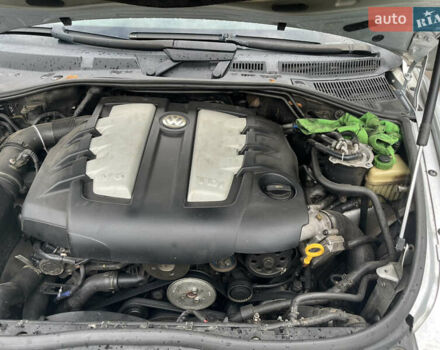 Серый Фольксваген Туарег, объемом двигателя 2.97 л и пробегом 400 тыс. км за 9300 $, фото 11 на Automoto.ua