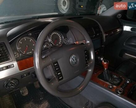 Серый Фольксваген Туарег, объемом двигателя 2.5 л и пробегом 324 тыс. км за 7500 $, фото 7 на Automoto.ua