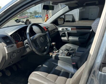 Серый Фольксваген Туарег, объемом двигателя 2.5 л и пробегом 281 тыс. км за 5500 $, фото 6 на Automoto.ua