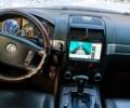 Серый Фольксваген Туарег, объемом двигателя 4.2 л и пробегом 210 тыс. км за 6000 $, фото 5 на Automoto.ua