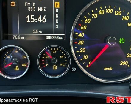 Серый Фольксваген Туарег, объемом двигателя 3.2 л и пробегом 308 тыс. км за 9500 $, фото 5 на Automoto.ua