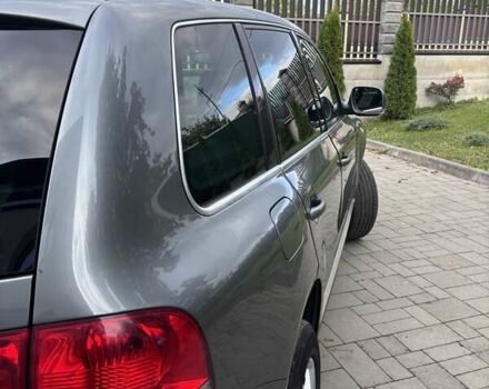 Серый Фольксваген Туарег, объемом двигателя 2.46 л и пробегом 331 тыс. км за 8500 $, фото 7 на Automoto.ua