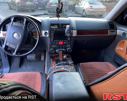 Серый Фольксваген Туарег, объемом двигателя 3.2 л и пробегом 308 тыс. км за 9500 $, фото 7 на Automoto.ua