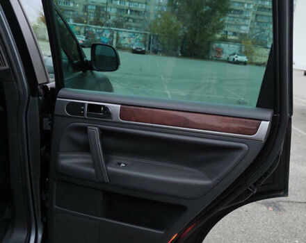 Серый Фольксваген Туарег, объемом двигателя 2.97 л и пробегом 370 тыс. км за 13000 $, фото 17 на Automoto.ua