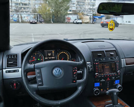 Серый Фольксваген Туарег, объемом двигателя 2.97 л и пробегом 370 тыс. км за 13000 $, фото 7 на Automoto.ua