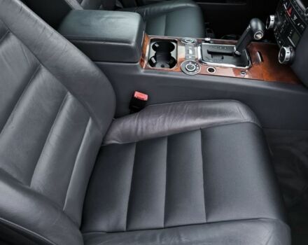 Серый Фольксваген Туарег, объемом двигателя 3 л и пробегом 370 тыс. км за 13000 $, фото 10 на Automoto.ua