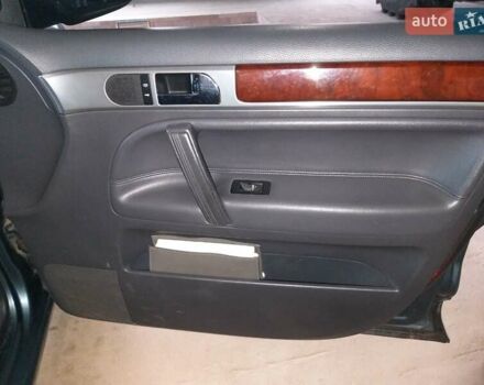 Серый Фольксваген Туарег, объемом двигателя 2.5 л и пробегом 324 тыс. км за 7500 $, фото 11 на Automoto.ua