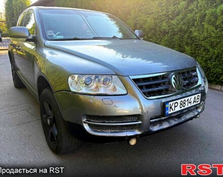 Серый Фольксваген Туарег, объемом двигателя 2.5 л и пробегом 244 тыс. км за 3500 $, фото 1 на Automoto.ua