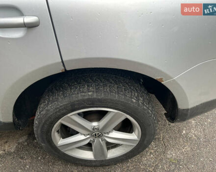 Серый Фольксваген Туарег, объемом двигателя 2.97 л и пробегом 400 тыс. км за 9300 $, фото 3 на Automoto.ua