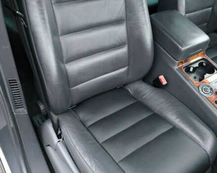 Серый Фольксваген Туарег, объемом двигателя 2.97 л и пробегом 370 тыс. км за 13000 $, фото 11 на Automoto.ua