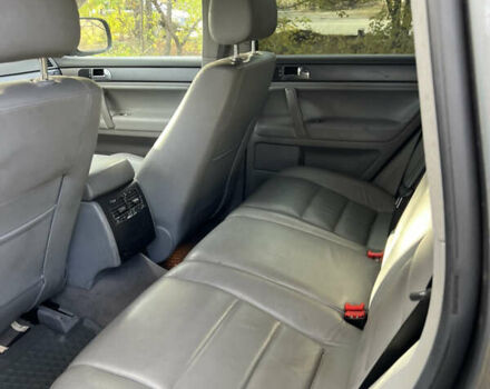 Серый Фольксваген Туарег, объемом двигателя 2.5 л и пробегом 313 тыс. км за 6000 $, фото 9 на Automoto.ua