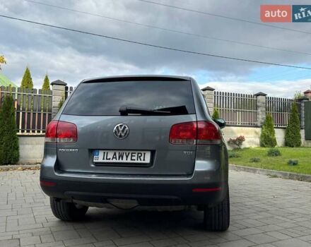 Серый Фольксваген Туарег, объемом двигателя 2.46 л и пробегом 331 тыс. км за 8500 $, фото 5 на Automoto.ua