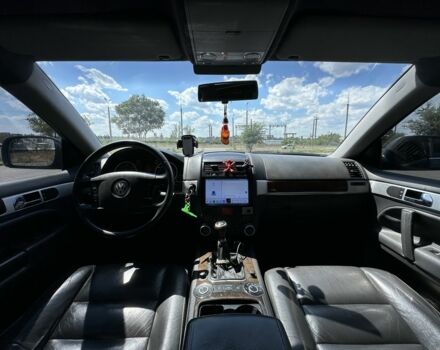 Серый Фольксваген Туарег, объемом двигателя 2.5 л и пробегом 281 тыс. км за 5500 $, фото 4 на Automoto.ua